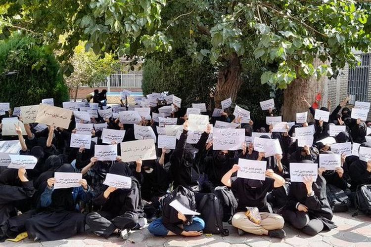 Aksi protes duduk mahasiswa di Universitas Alzahra di Teheran, 1 November 2022.
