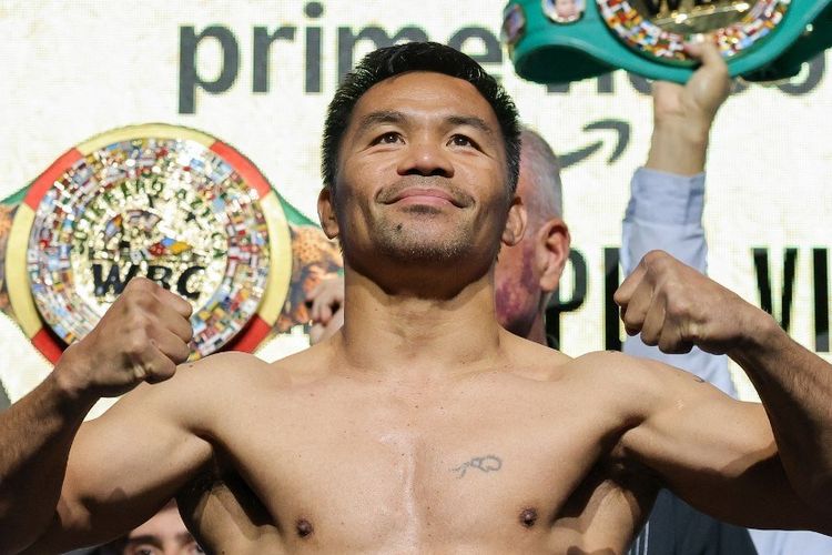Manny Pacquiao kala melakukan timbang badan jelang laga tinju WBC kelas welter melawan Mario Barrios di MGM Grand Garden Arena, Las Vegas, Nevada, Amerika Serikat, 18 Juli 2025.