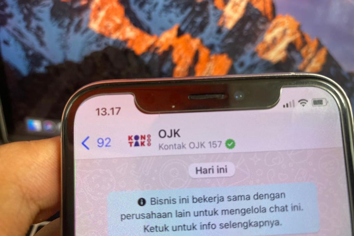 Ilustrasi cara cek pinjol ilegal atau legal lewat WhatsApp OJK