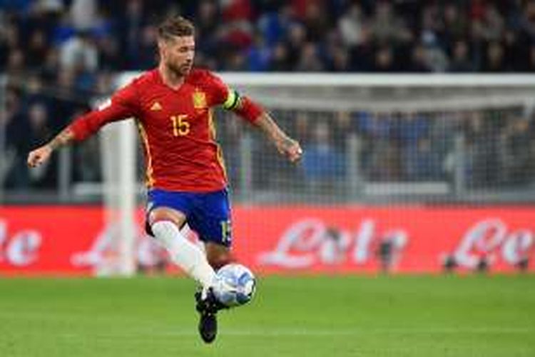 Bek sekaligus kapten tim nasional Spanyol, Sergio Ramos, tampil pada laga kualifikasi Piala Dunia 2018 kontra Italia di Stadion Juventus, Kamis (6/10/2016) waktu setempat.