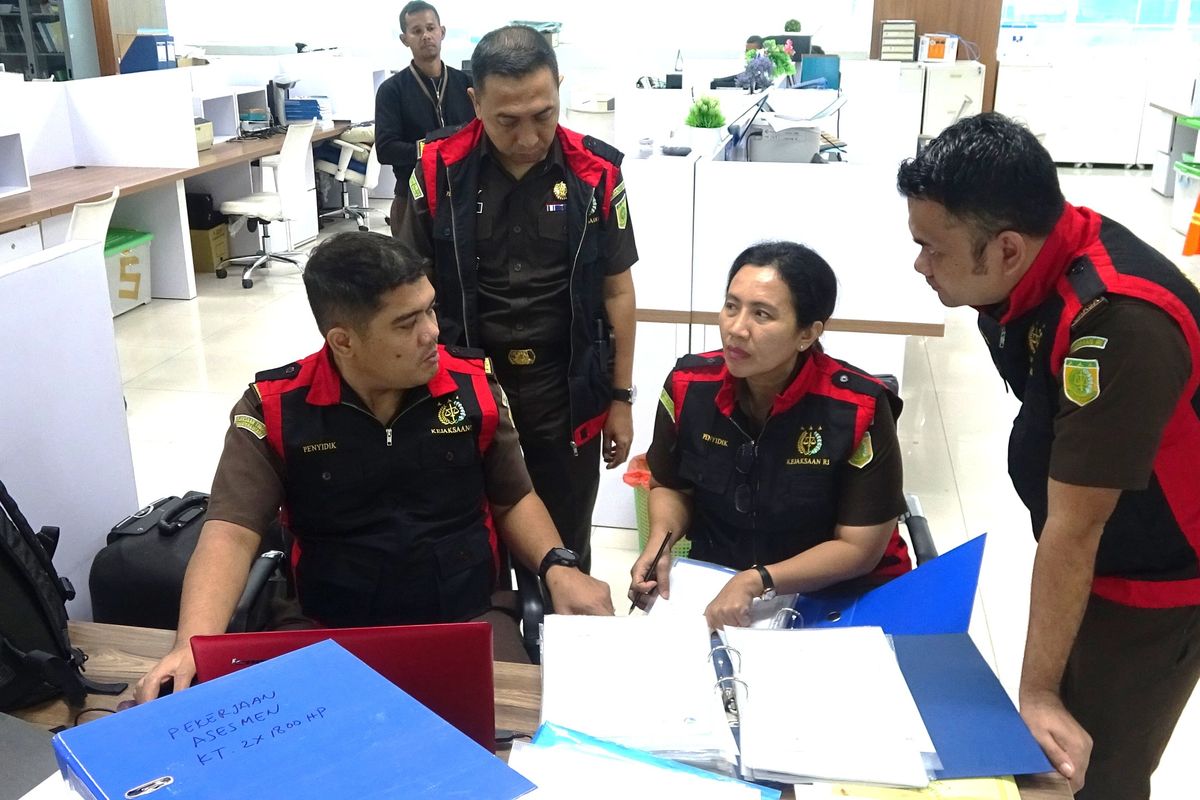 Kejaksaan Tinggi (Kejati) Sumatera Utara saat menggeledah kantor PT.Pelabuhan Indonesia (Pelindo) Persero Belawan di Jalan Lingkar Pelabuhan No.1, Belawan II, Kota Medan, Senin (11/8/2025).