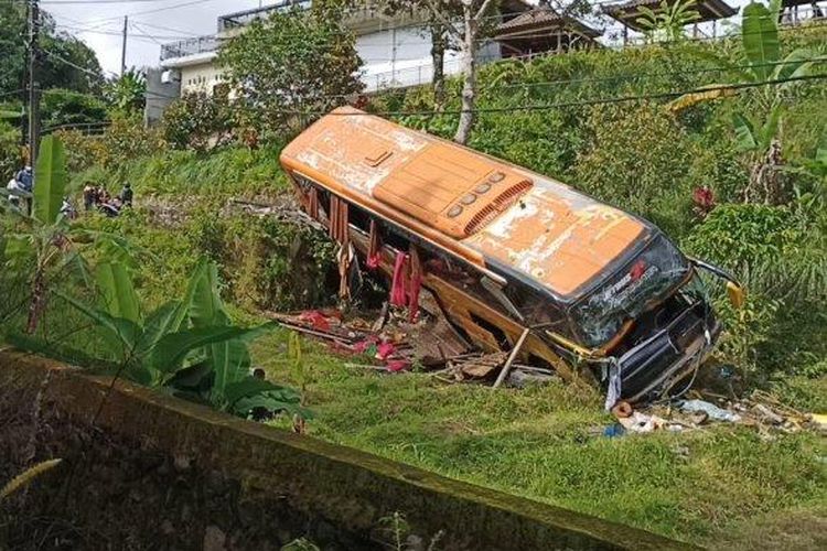 Kondisi kendaraan yang terlibat kecelakaan maut di Baturiti, Tabanan, Sabtu 18 Juni 2022 