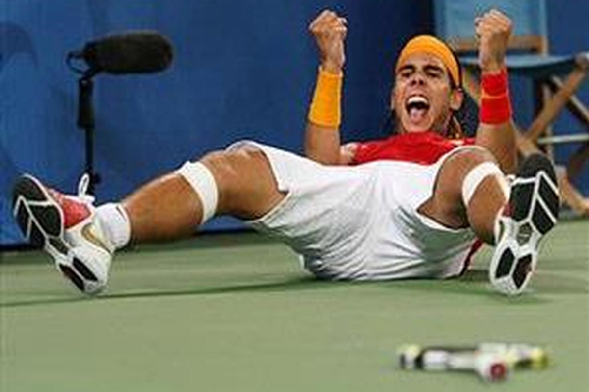 Rafael Nadal meluapkan kegembiraan setelah menaklukkan Novak Djokovic di semifinal Olimpiade Beijing 2008.