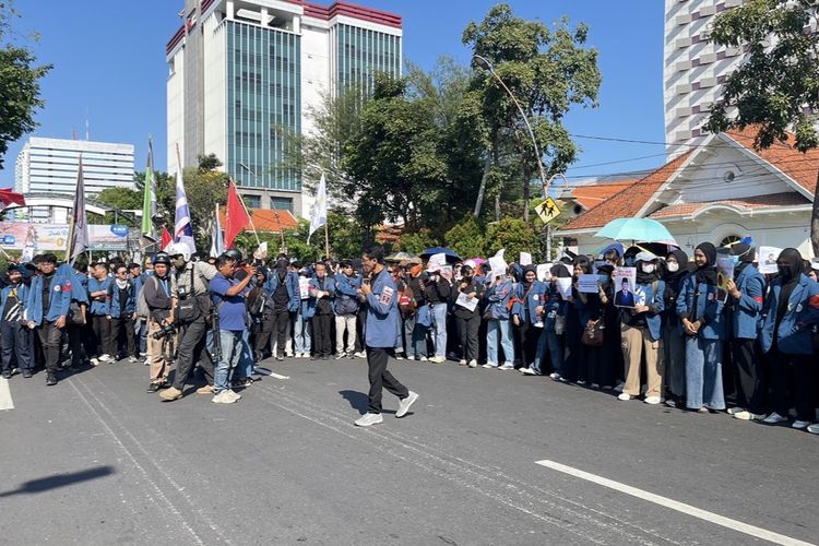 Ribuan Mahasiswa Turun ke Grahadi Surabaya, 1.249 Polisi Bersiaga