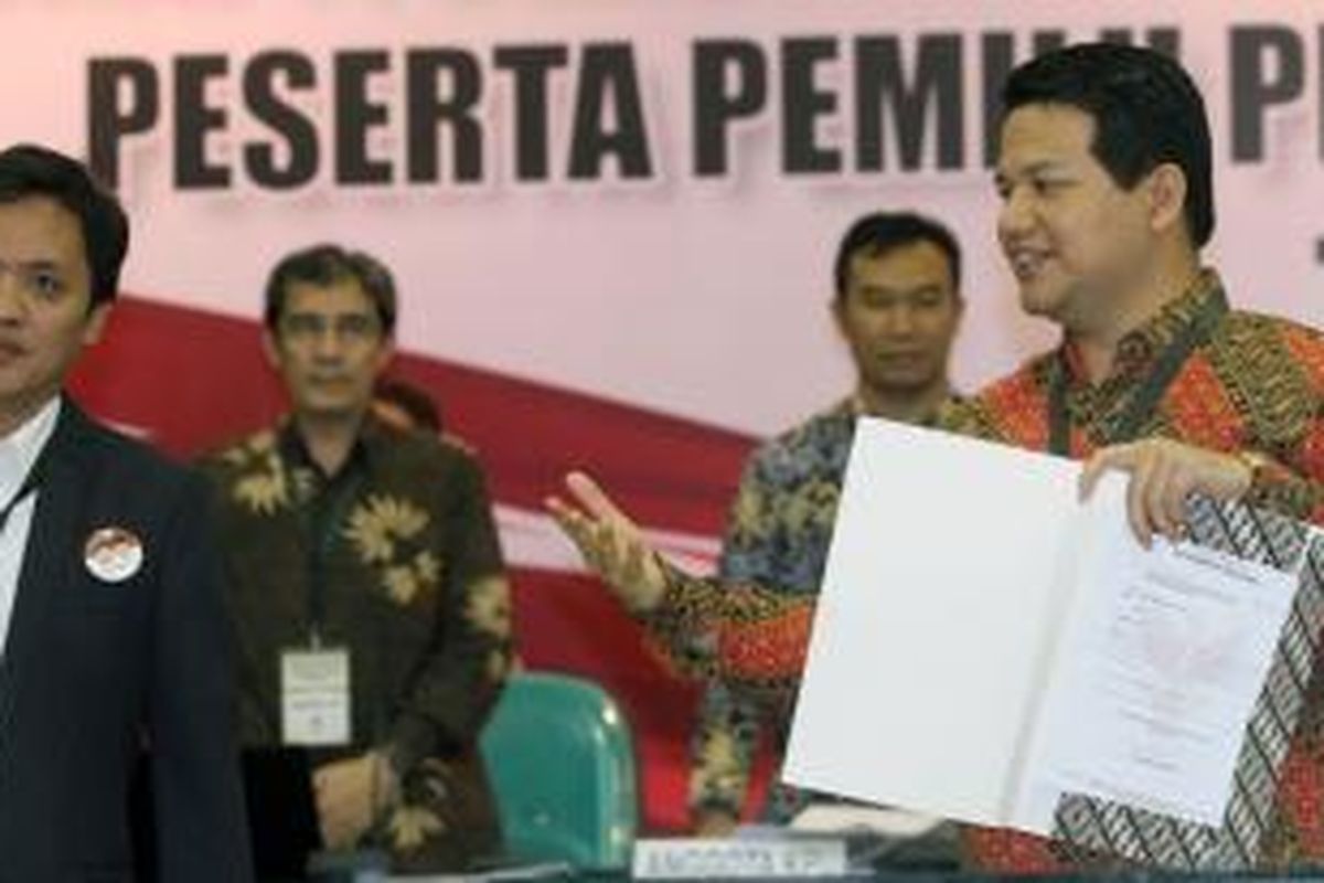 Ketua Komisi Pemilihan Umum Husni Kamil Manik (kanan) memperlihatkan surat pernyataan sikap dari pasangan nomor urut 1 di ruang sidang pleno rekapitulasi hasil penghitungan perolehan suara nasional Pilpres Kantor KPU, Jakarta, Selasa (22/7/2014). Perwakilan saksi Capres dan Cawapres nomor urut 1 melakukan walk out dan menolak apapun yang akan diputuskan oleh KPU, karena menganggap KPU tidak melakukan Pemungutan Suara Ulang (PSU) di beberapa daerah sesuai dengan rekomendasi Bawaslu.