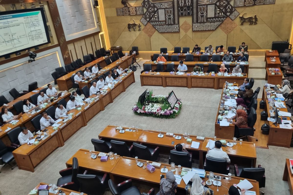 Suasana rapat Komisi IX DPR RI bersama Kepala Badan Gizi Nasional Dadan Hindayana dan jajaran di Kompleks Parlemen, Jakarta, Kamis (31/10/2024)