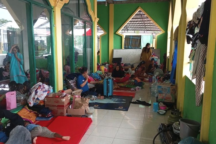 Kondisi di posko pengungsian Induk Blok 10 Perumnas Antang, Kecamatan Manggala, Kota Makassar, Sulsel, Jumat (19/1/2024).
