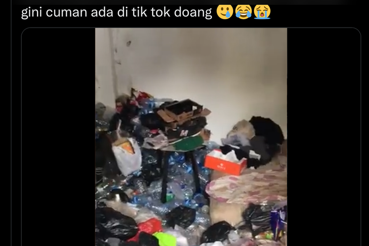 Tangkapan layar video Twitter kamar indekos penuh dengan sampah.