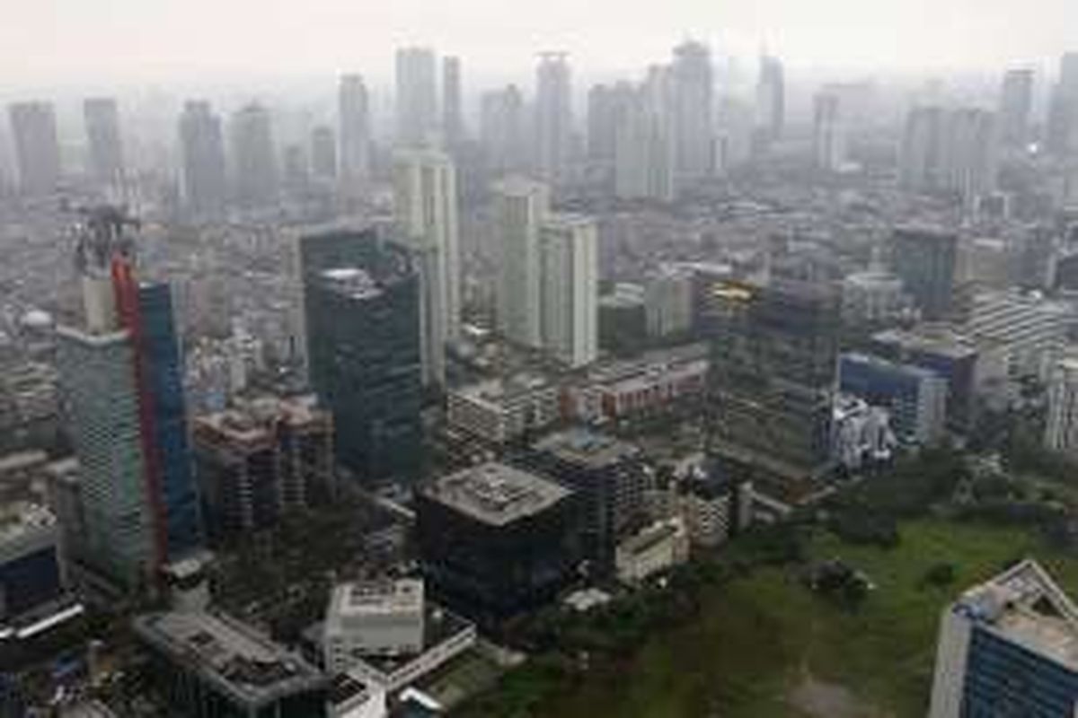 Suasana pembangunan gedung bertingkat tingkat tinggi atau high rise di Jakarta, Kamis, (10/11/2016). Pembangunan ini meliputi perkantoran, apartemen, dan hotel.