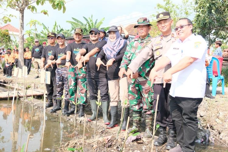 Pelaksanaan penanaman mangrove di Kabupaten Pemalang yang dihadiri jajaran Pemkab Pemalang.