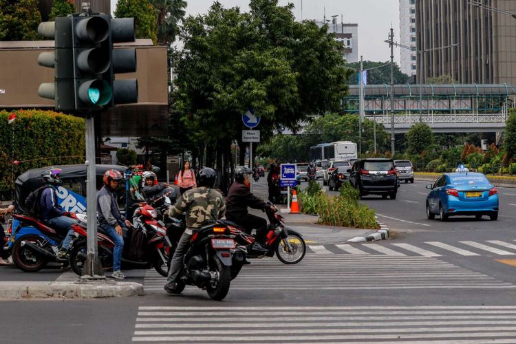 Kendaraan bermotor melewati garis batas berhenti/marka lalu lintas di kawasan Thamrin, Jakarta, Rabu (19/9/2018). Poldan Metro Jaya bekerja sama dengan Pemprov DKI Jakarta untuk melakukan tilang elektronik atau electronic traffic law enforcement (ETLE) yang akan diuji coba pada Oktober 2018 sepanjang jalur Thamrin hingga Sudirman.