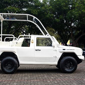 Mobil Maung MV3 Pope yang akan dinaiki Paus Fransiskus saat misa akbar di GBK, Kamis (5/9/2024)