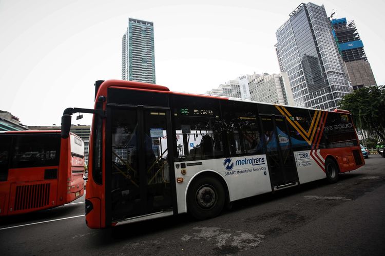 Bus transjakarta melintas di Jalan M.H Thamrin, Jakarta Pusat, Kamis (6/2/2020). Jumlah pengguna transjakarta telah menembus 1 juta penumpang per hari. Jumlah penumpang sebanyak 1.006.579 orang tercatat pada Selasa (4/2/2020).