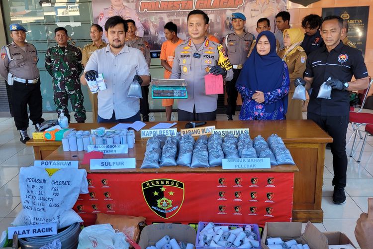 Ungkap kasus pembuatan bahan peledak petasan di Mapolresta Cilacap, Jawa Tengah, Selasa (19/3/2024).