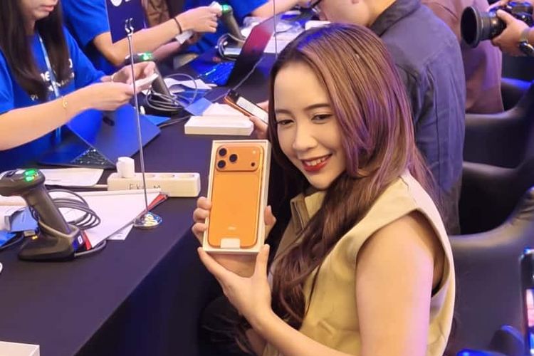 Shitta Nabila (29) menjadi pelanggan Blibli pertama yang menerima unit iPhone 17 di Indonesia.