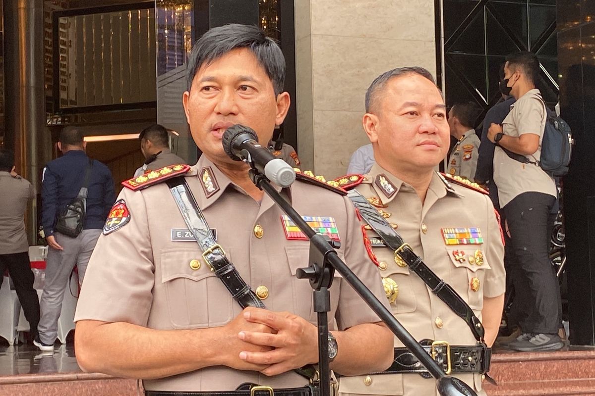 Kombes Endra Zulpan bersama Kombes Trunoyudo Wisnu Andiko saat serah terima jabatan Kabid Humas Polda Metro Jaya, Jumat (13/1/2023). 