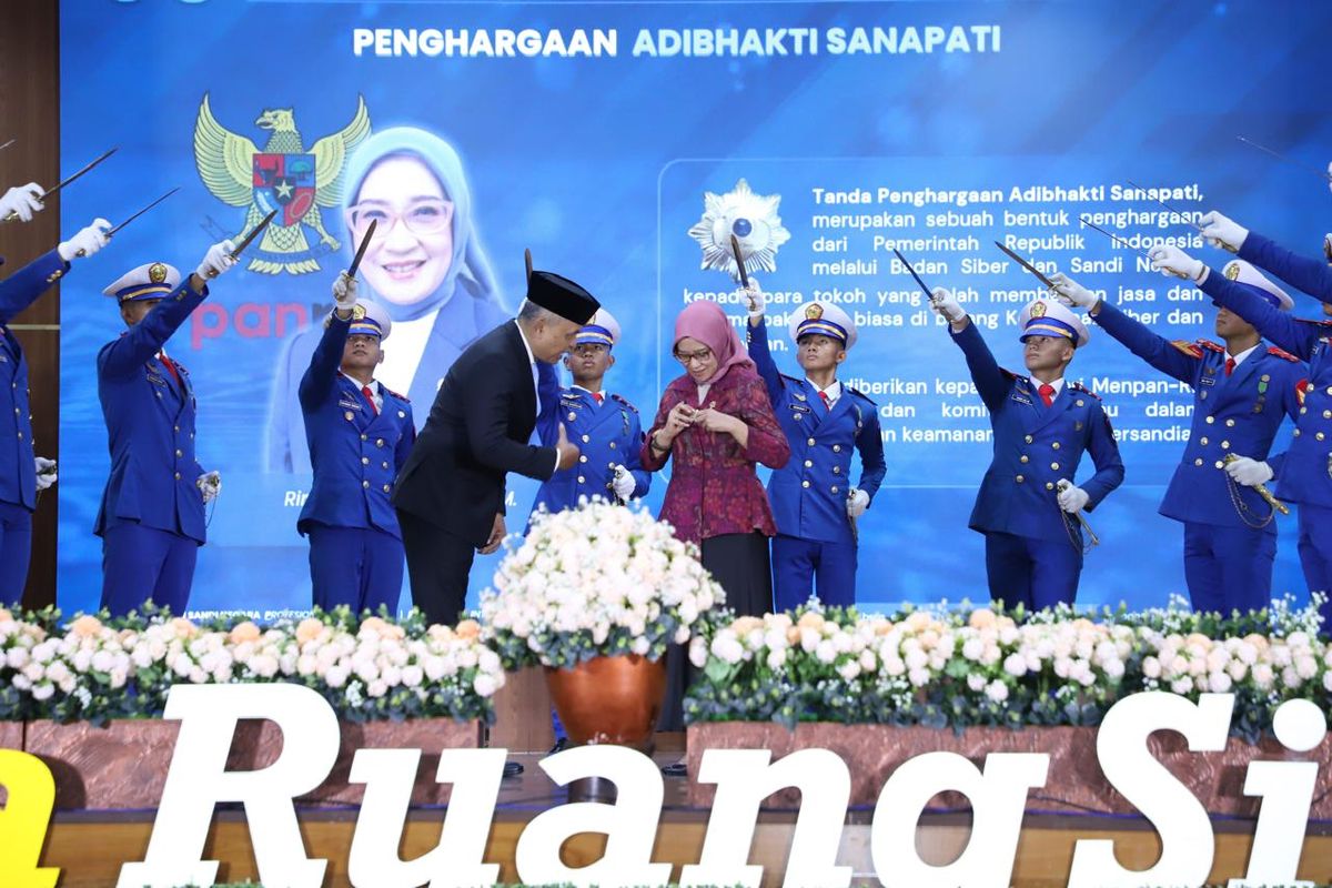 Menteri Pendayagunaan Aparatur Negara dan Reformasi Birokrasi (PANRB) Rini Widyantini menerima Tanda Penghargaan Adibhakti Sanapati Tahun 2025 yang diberikan oleh Badan Siber dan Sandi Negara (BSSN) di Depok, Jawa Barat, Senin (1/12/2025).
