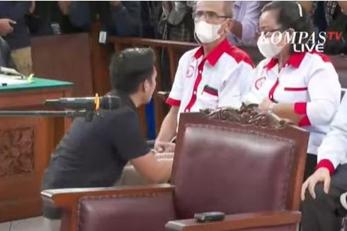 Setahun Kasus Brigadir J: Eliezer Berlutut Minta Maaf dan Sidang yang Menguras Emosi