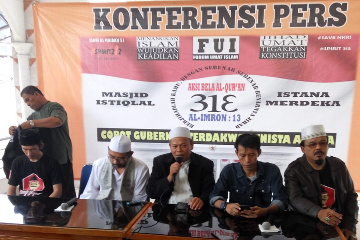 (Tengah) Sekjen Forum Umat Islam (FUI), Muhammad Al Khaththath dalam konfrensi pers yang digelar di Aula Mesjid Baiturrahman, Jalan Dr Saharjo, Jakarta Selatan, Kamis (30/3/2017).