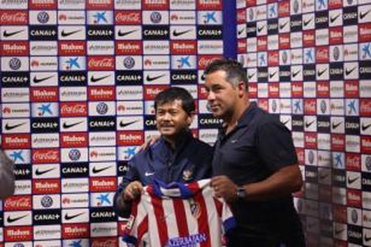 Pelatih Tim Nasional Indonesia U-19, Indra Sjafri, dan pelatih Atletico Madrid B, Oscar Mena. 