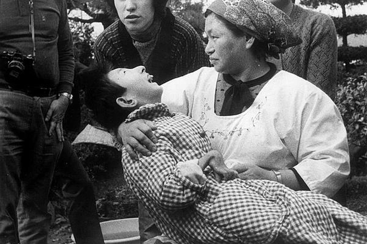 Seorang wanita memegang korban 