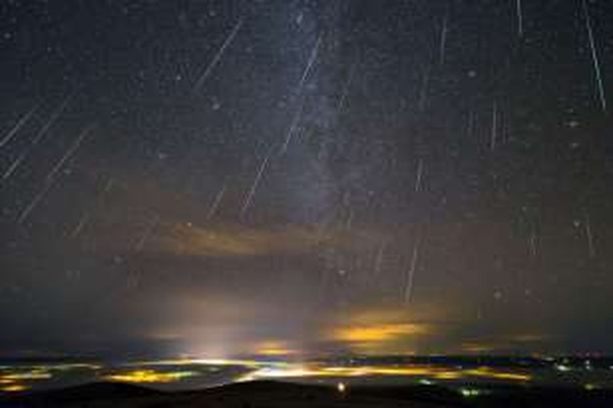 Foto hujan meteor Geminid di Portland, Oregon, Amerika Serikat yang diambil oleh Thomas W Earle dikutip situs web Universe Today, Rabu (23/12/2015).