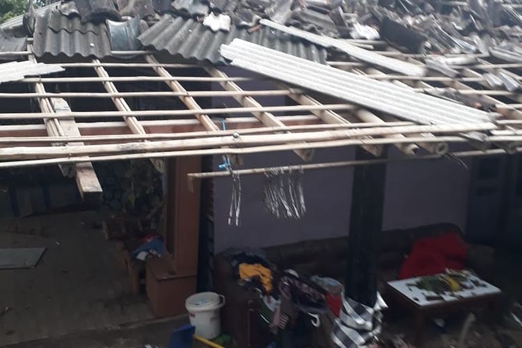 Sebanyak 35 rumah di dua desa yang berada di Kecamatan Getasan Kabupaten Semarang rusak karena puting beliung