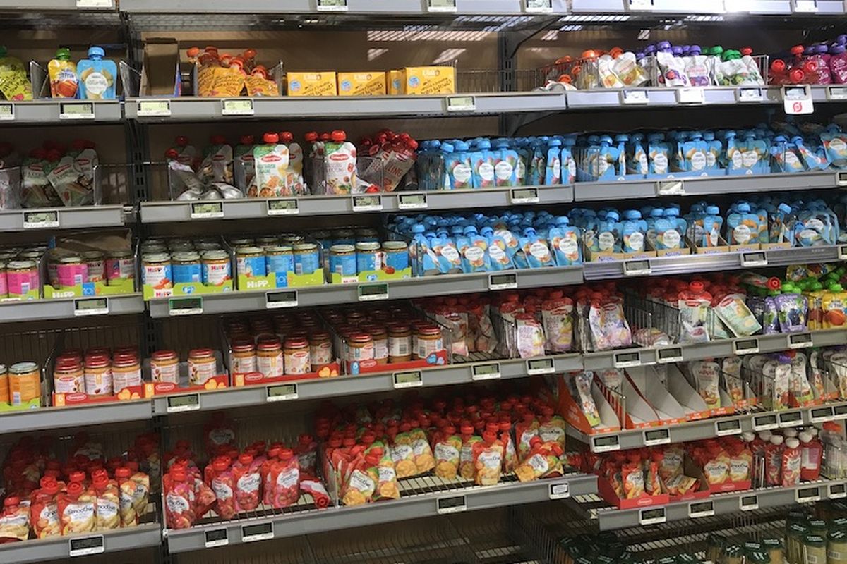 Rak yang berisi aneka produk makanan bayi yang sebagian besar organik di sebuah supermarket di kota Copenhagen, Denmark.