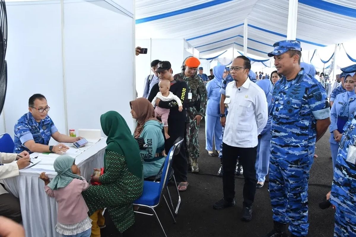 Kepala Staf Angkatan Udara (KSAU) Marsekal TNI M. Tonny Harjono saat meninjau pengobatan gratis di Tasikmalaya, Jawa Barat, Rabu (19/3/2025) dalam rangka bakti sosial TNI Angkatan Udara (AU).