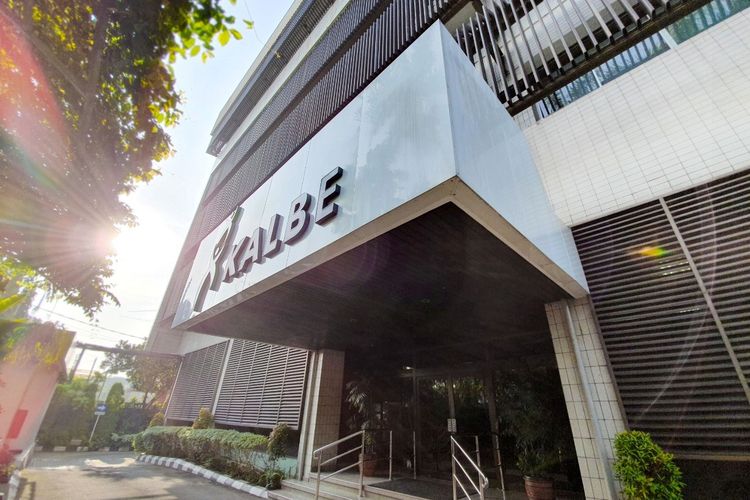 Kalbe Farma membukukan laba bersih sebesar Rp 2,63 triliun per kuartal III-2025. Angka ini naik 10,63 persen secara tahunan (year-on-year/Yoy) dari Rp 2,37 triliun pada periode yang sama tahun sebelumnya.