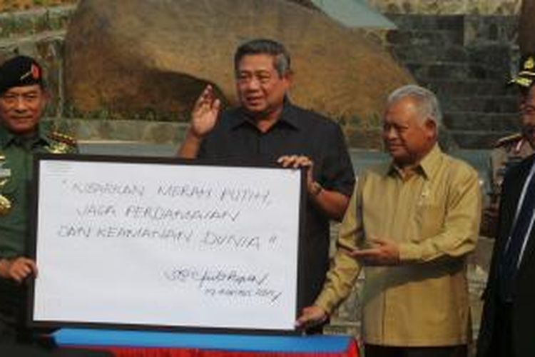 Presiden Susilo Bambang Yudhoyono meresmikan tiga simbol perdamaian yakni Patung Penjaga Perdamaian, Gong Perdamaian, dan Menara Bendera setinggi 150 meter di kawasan Indonesia Peace and Security Center (IPSC), Sentul, Bogor, Selasa (16/8/2014). 