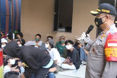 Massa Pelajar Ricuh dalam Aksi Tolak UU Cipta Kerja, Mobil Tahanan Dirusak di Pejompongan