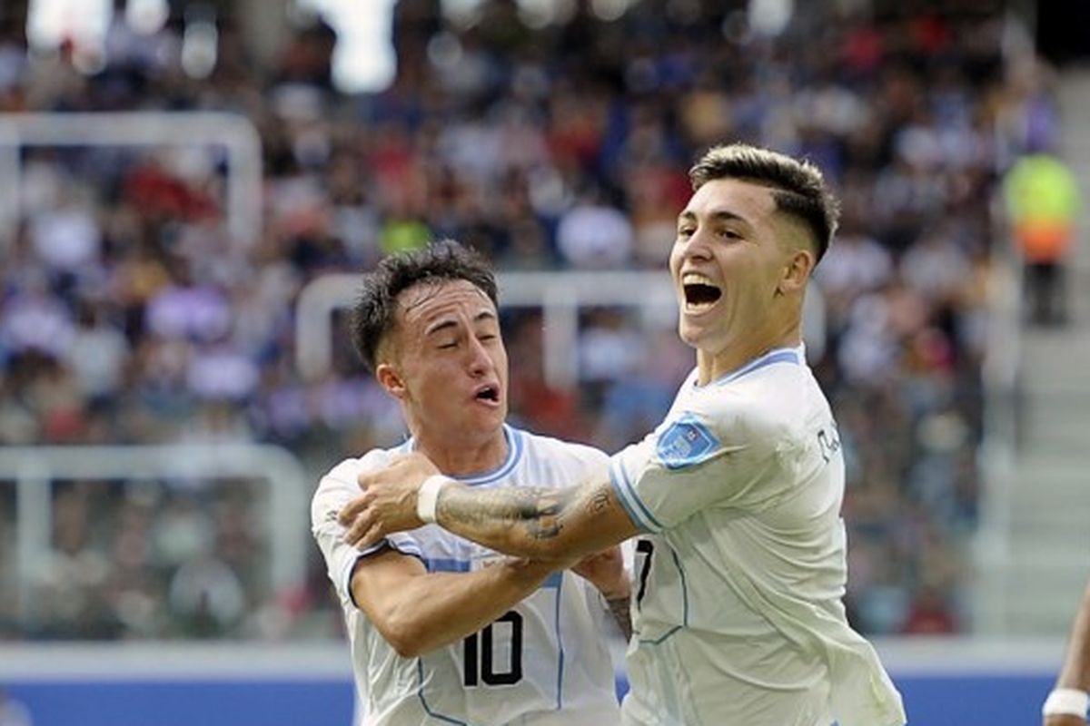 Foto ini dirilis oleh Telam. Gelandang Uruguay, Anderson Duarte, berselebrasi bersama rekan setimnya usai mencetak gol ke gawang Gambia dalam babak 16 besar Piala Dunia U20 2023 di Stadion Madre de Ciudades pada 1 Juni 2023. Uruguay menang 1-0 dan berhak ke perempat final Piala Dunia U20 2023. (Foto EMILIO RAPETTI / TELAM / AFP).