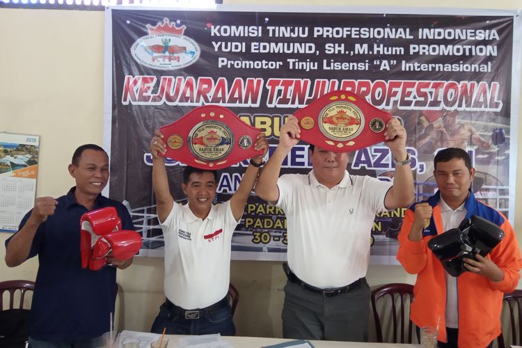 Promotor KTPI Yudi Edmund,  Ketua Pertama Sumbar Togi Tobing mengangkat sabut untuk pemenang pertandingan tinju profesional,  Senin (25/3/2019) di Padang