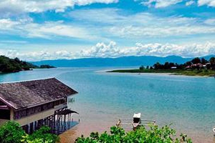 Danau Poso di Kabupaten Poso, Sulawesi Tengah, salah satu tujuan wisata yang kerap dikunjungi wisatawan, baik wisatawan lokal maupun mancanegara. Danau ini merupakan danau terbesar dan terdalam di Sulawesi Tengah dan terbesar ketiga di Indonesia. Selain memiliki panorama indah, di Danau Poso juga terdapat ikan endemik, yakni sogili, sejenis belut besar.