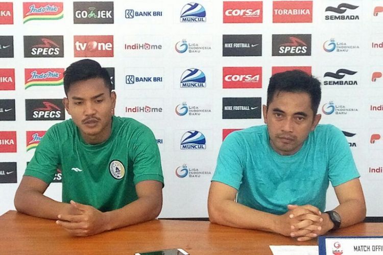 Pelatih PSS Sleman, Seto Nurdiyantara dan Pemain PSS Sleman Ikhwan Ciptady dalam jumpa pers di Stadion Maguwoharjo
