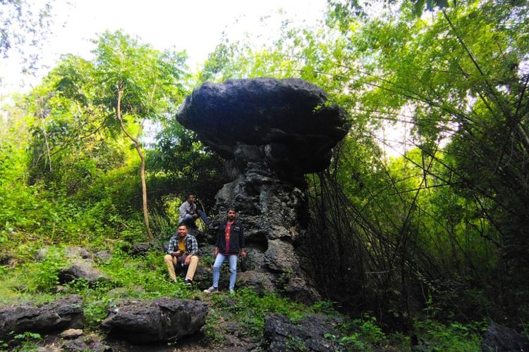 Foto : Wisatawan berpose di Batu Payung, Kawasan Goa Batu Cermin Labuan Bajo, Kabupaten Manggarai Barat, NTT, pada Senin (1/5/2023)