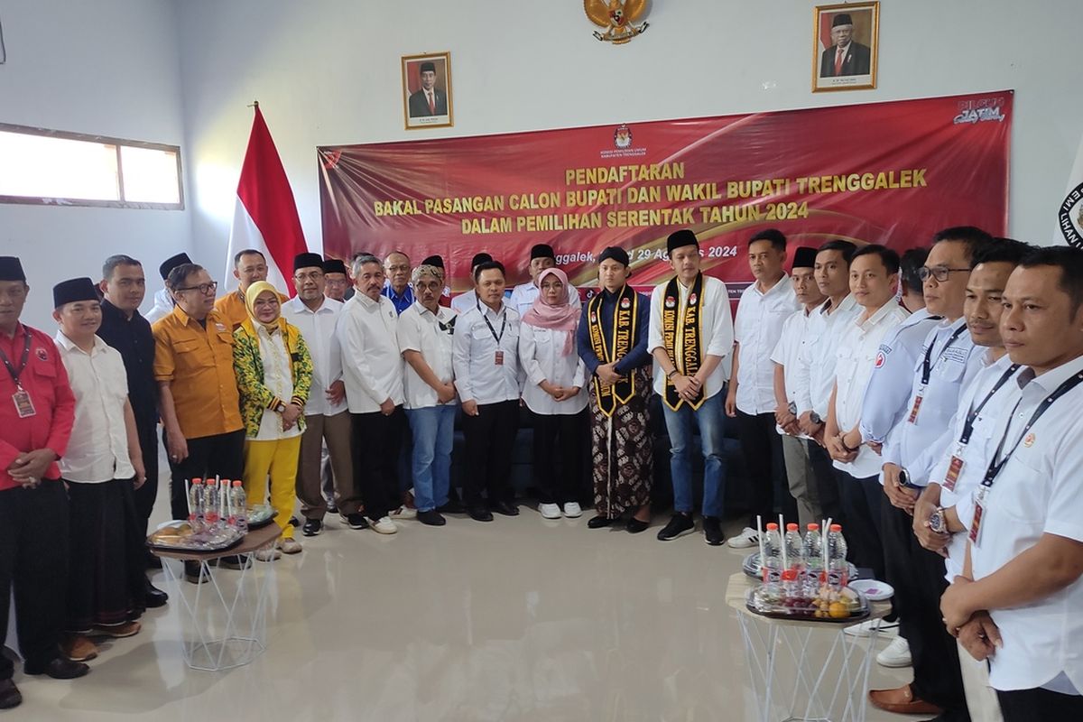 Bakal pasangan calon petahana Nur Arifin-Syah Natanegara resmi mendaftar ke KPU Trenggalek pada Sabtu (28/08/2024). Mereka jadi satu-satunya pasangan yang mendaftar sehingga akan melawan kotak kosong pada Pilkada Trenggalek 2024.