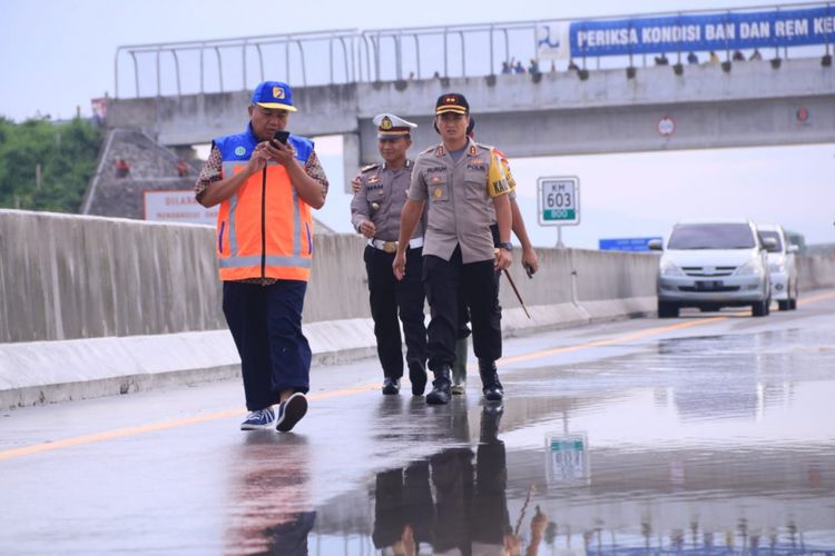 Kapolres Madiun AKBP Ruruh Wicaksono dan Kasat Lantas Polres Madiun AKP Imam Mustolich memantau ruas tol Caruban-Solo yang mulai dibuka normal kembai setelah sehari sebelum ditutup total karena terdampak banjir bandang Madiun, Jumat ( 8/3/2019). 