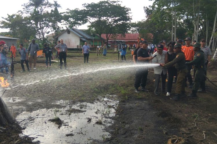 Menteri Menteri Pariwisata dan Lingkungan Hidup Republik Kongo, Arlette Soudan-Nonau  saat melakukan simulasi pemadaman kebakaran lahan gambut di DAOPS Manggala Agni, Kubu Raya, Kalimantan Barat (27/10/2018)