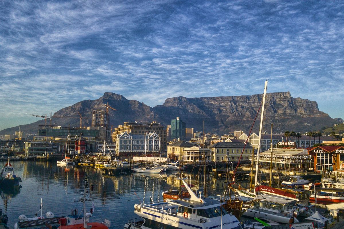 Ilustrasi Afrika Selatan - Gunung Meja di Cape Town.
