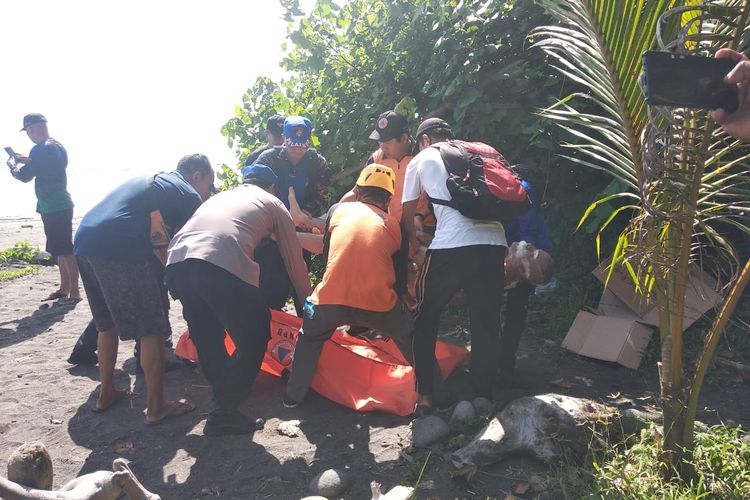Petugas mengevakuasi jenazah WN Turki bernama Oktay Yilams (47) tewas terseret arus di Pantai Desa Lalanglinggah, Kecamatan Selemadeg Barat, Kabupaten Tabanan, Provinsi Bali.