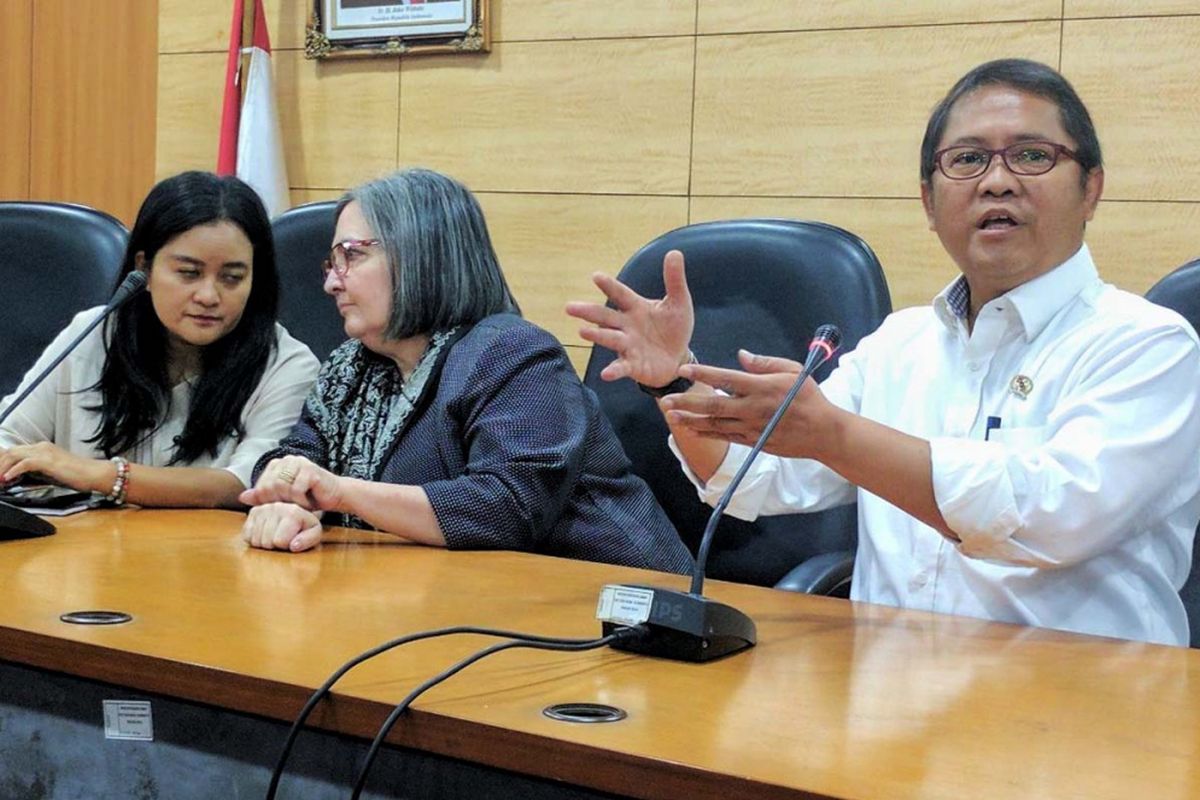 Head of Public Policy and Government Relations Google Indonesia, Shinto Nugroho; Director, Public Policy & Government Affairs, SEA & Greater China, Ann Lavin; dan Menkominfo Rudiantara saat memberikan keterangan di Jakarta, Jumat (4/8/2017)