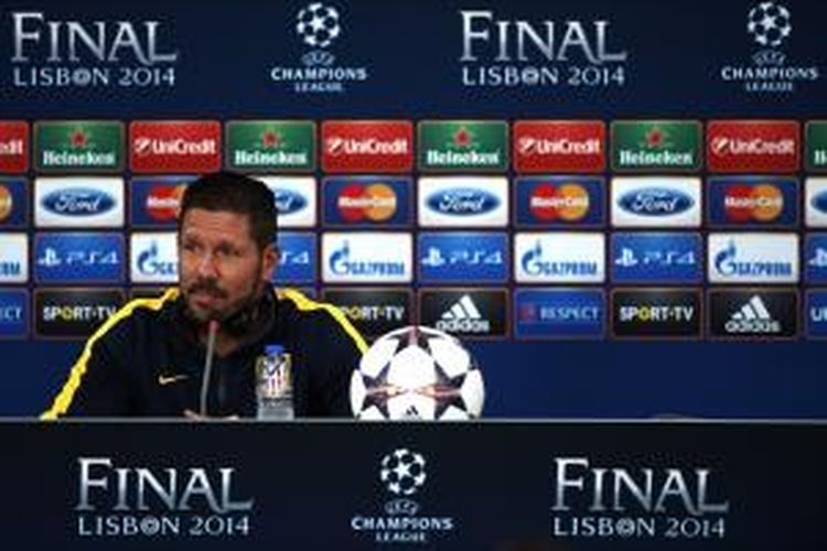 Pelatih Atletico Madrid, Diego Simeone, dalam konferensi pers di Lisabon, Jumat (23/5/2014).