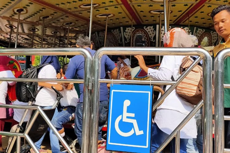 Penanda kursi roda bagi penyandang disabilitas di wahana Turangga-rangga, Dufan, Ancol. Hal ini menandakan bahwa penyandang disabilitas diperbolehkan menaiki wahana dan tentunya didampingi oleh petugas. Penyandang disabilitas juga masuk lewat jalur khusus atau jalur cepat.
