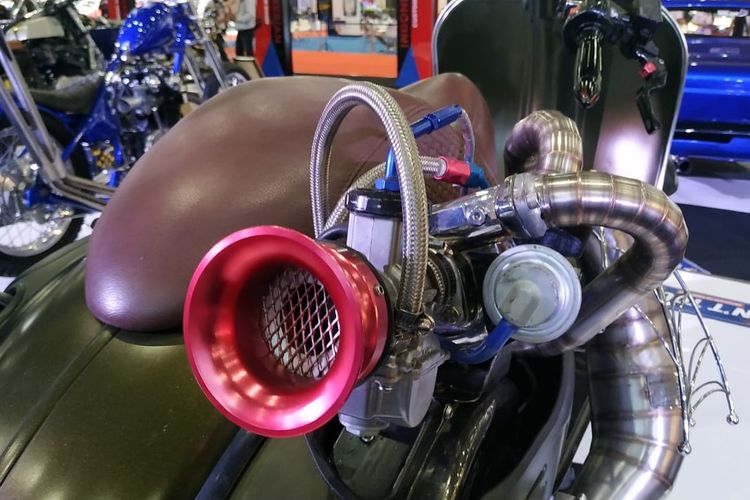 Vespa VBB 1962 garapan Kupu-kupu Malam yang dipajang di booth Indonesian Custom Show di Indonesia International Motor Show (IIMS) Hybrid 2021