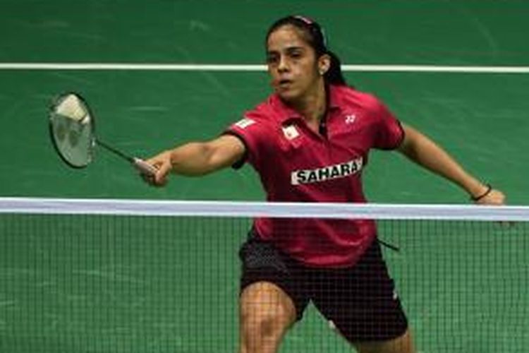 Pebulu tangkis India, Saina Nehwal, mengembalikan kok dari Hanna Ramadini (Indonesia) pada perempat final India Terbuka di Siri Fort Sports Complex, New Delhi, Jumat (27/3/2015).