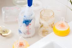 Tips Bersihkan Peralatan Makan Bayi di Masa Pandemi
