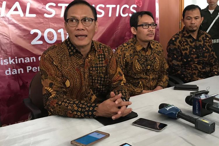 Kepala Badan Pusat Statistik Suhariyanto bersama Staf Khusus Presiden Bidang Ekonomi Ahmad Erani Yustika usai menghadiri Seminar Nasional Official Statistics 2018 di Politeknik Statistika STIS, Kamis (25/10/2018).