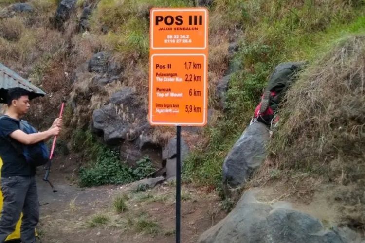 inilah salah satu titik pendakian di jalur Sembalun, Lombok Timur, plang petunjuk dipasang disejumlah titik paska gempa Lombok tahun 2018 lalu, dimana banyak titik longsor di pendakian Rinjani paska gempa ketika itu.